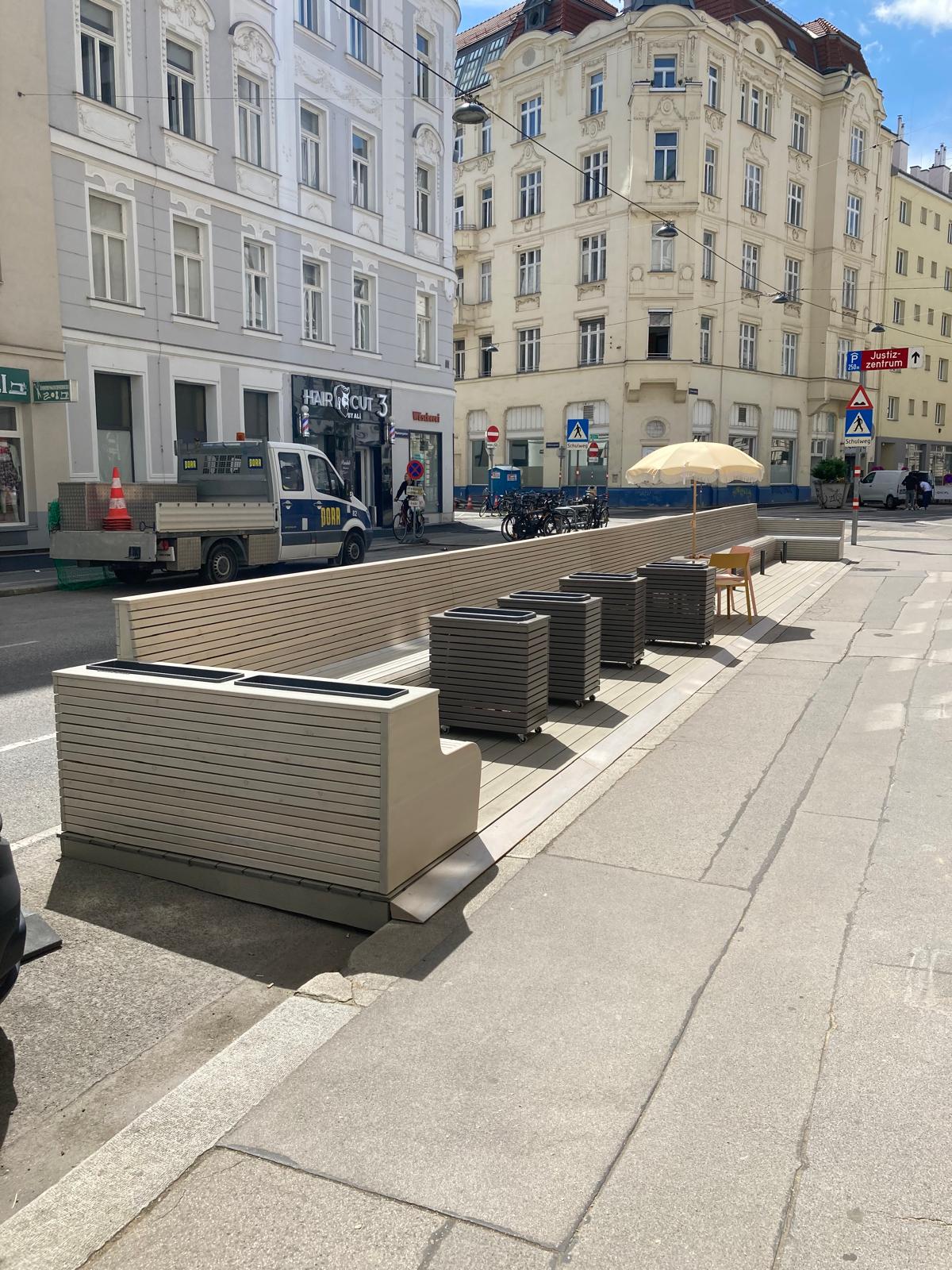 Schanigarten mit Sitzgelegenheit und Blumenkästen Cafe Goldstück in Wien