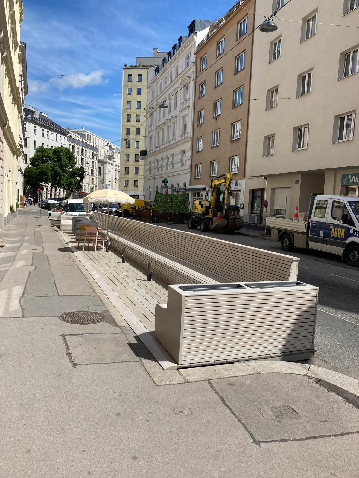 Schanigarten mit Sitzgelegenheit und Blumenkästen Cafe Goldstück in Wien