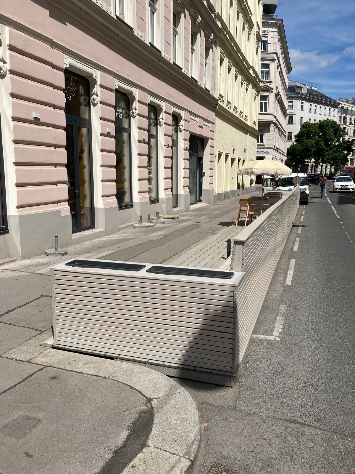 Schanigarten mit Sitzgelegenheit und Blumenkästen Cafe Goldstück in Wien