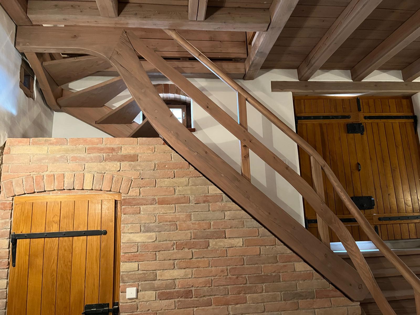 Massivholztreppe in einem Weinkeller