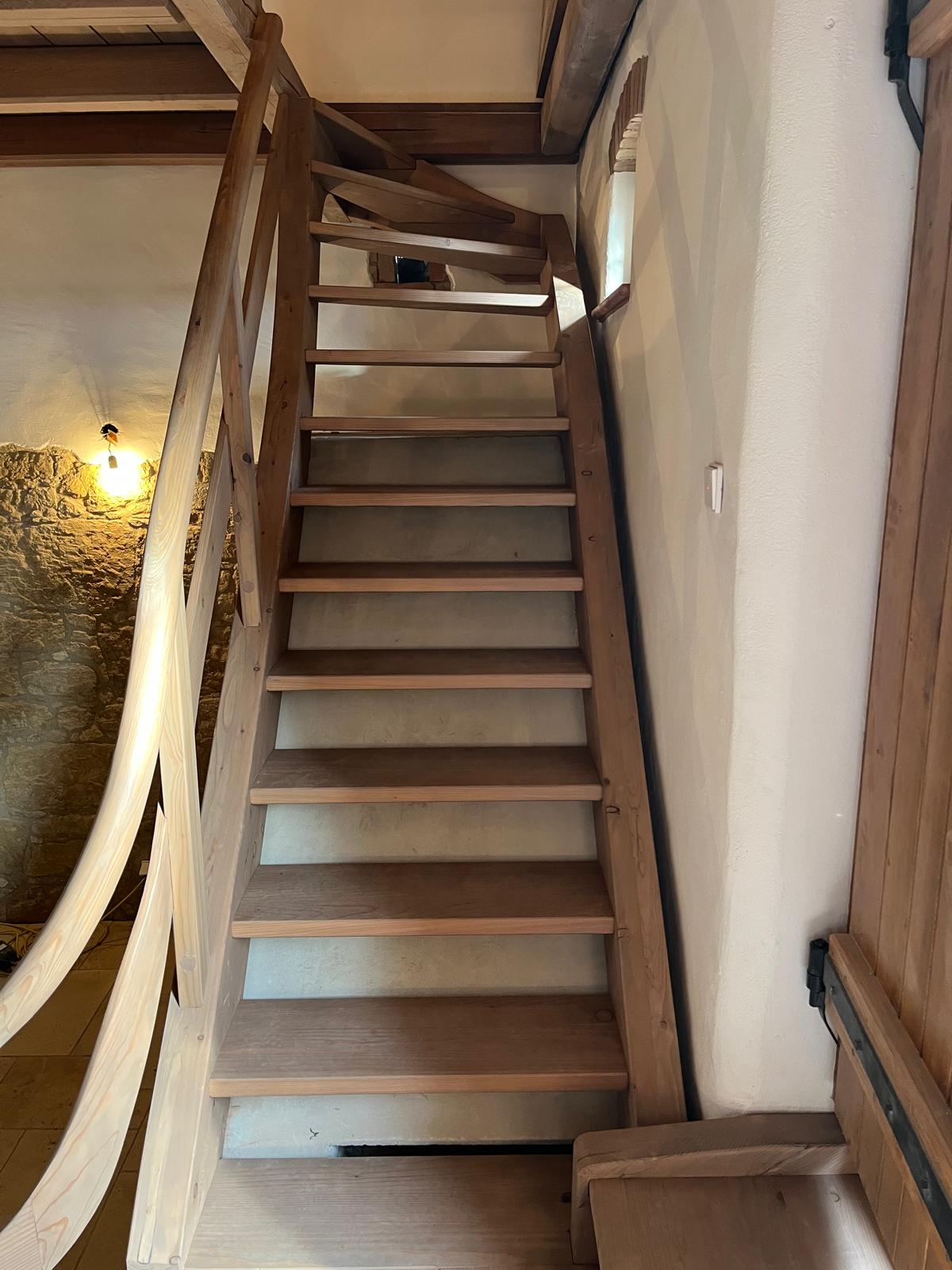 Massivholztreppe in einem Weinkeller