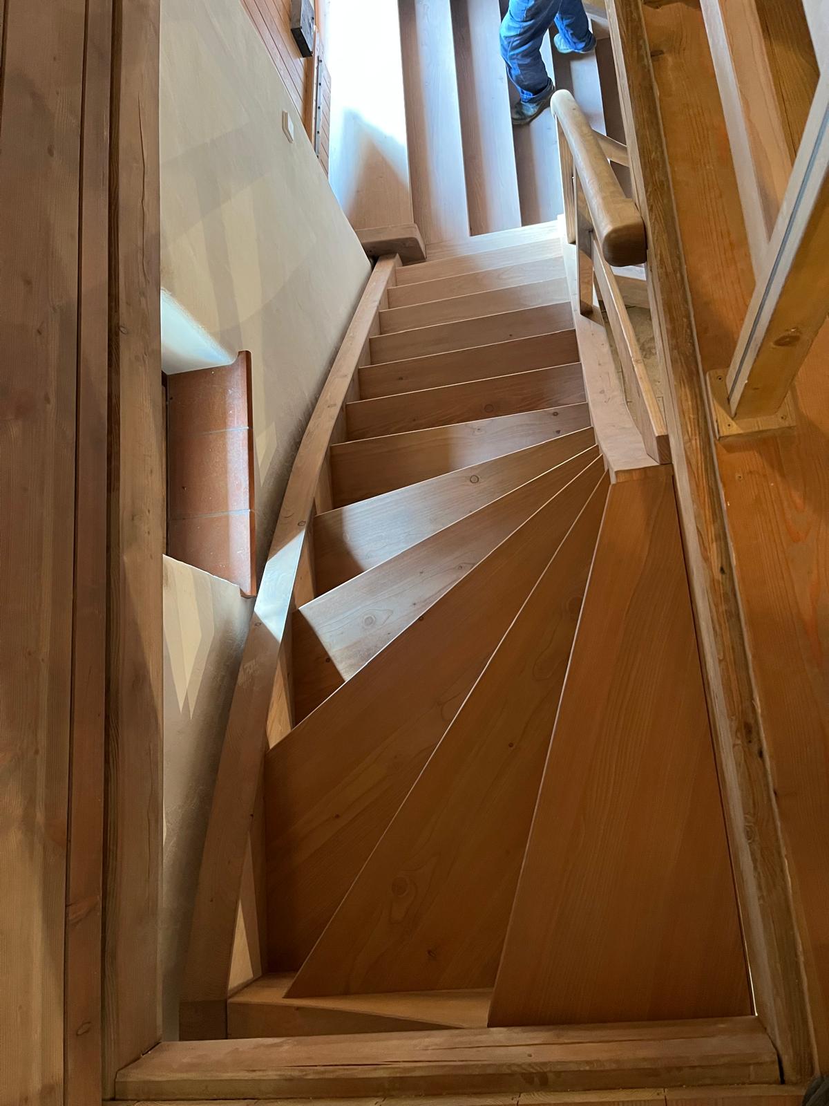 Massivholztreppe in einem Weinkeller