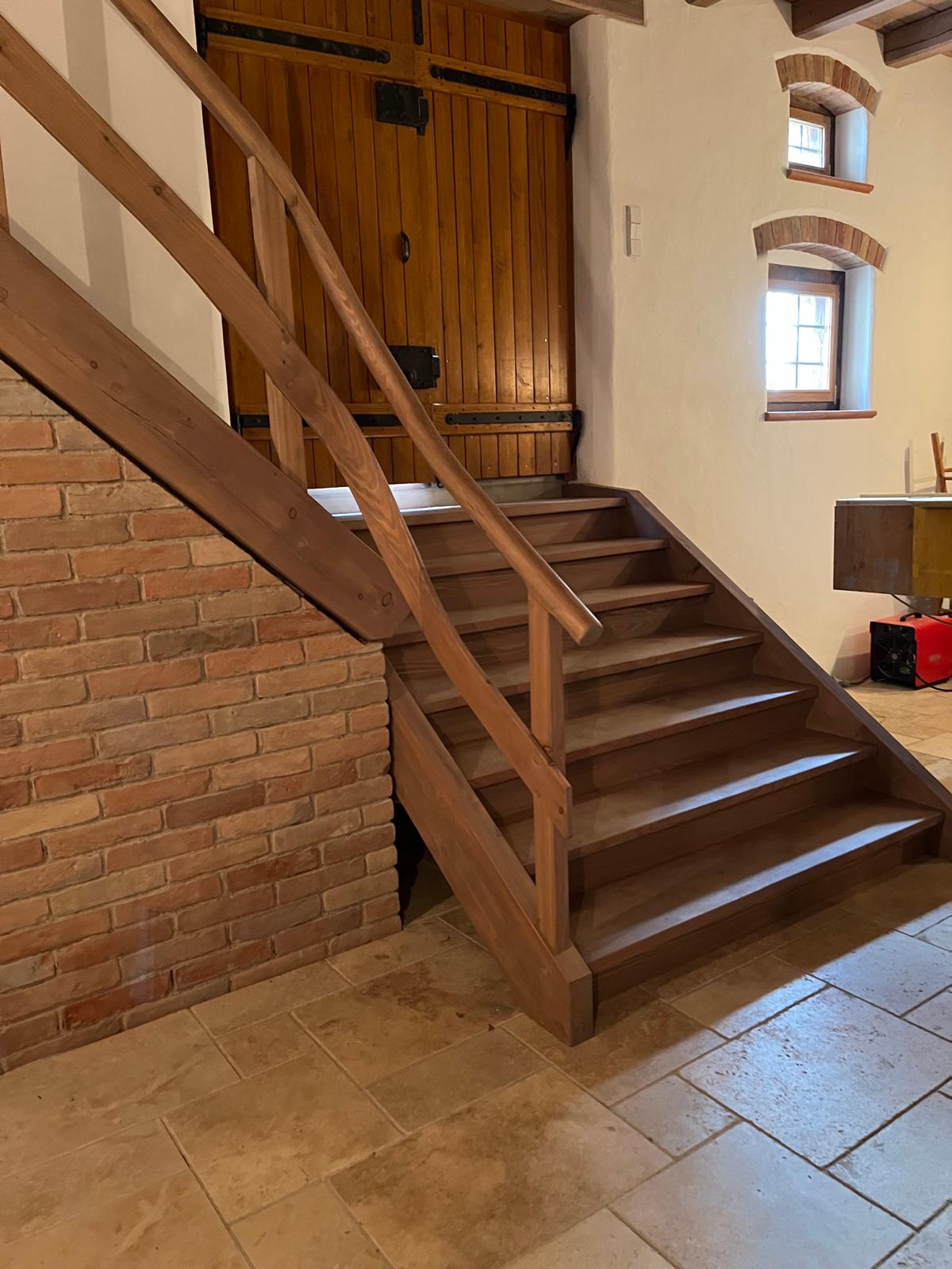 Massivholztreppe in einem Weinkeller