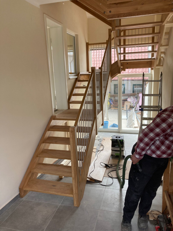 freitragende Stiege Eiche massiv