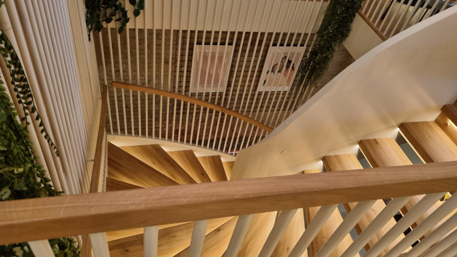 freitragende Stiege mit indirekter Beleuchtung