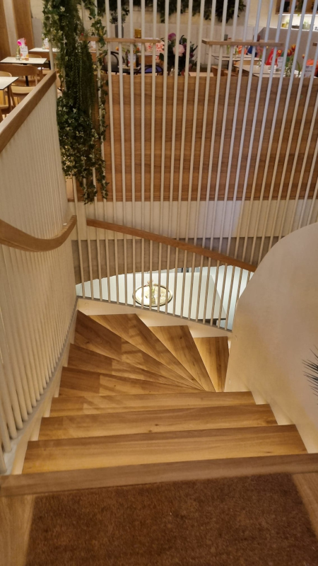 freitragende Stiege mit indirekter Beleuchtung