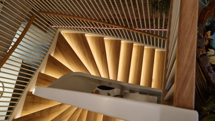 freitragende Stiege mit indirekter Beleuchtung