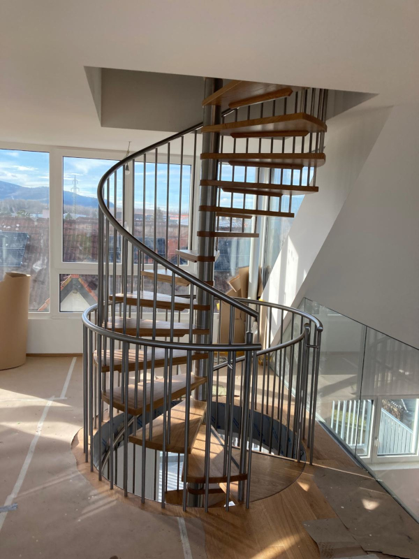 Wendeltreppe mit Eichenstufen und Edelstahlgeländer