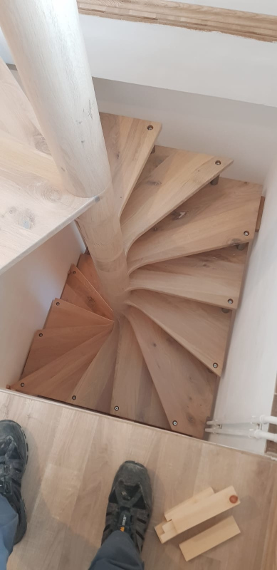 Wendeltreppe mit quadratischem Grundriss