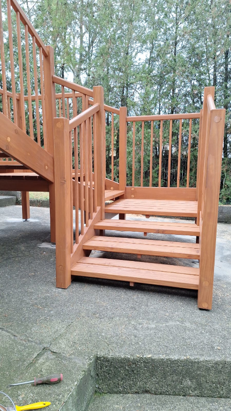 Außentreppe mit niedriger Stufenhöhe in Lärche massiv