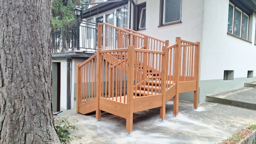 Außentreppe mit niedriger Stufenhöhe in Lärche massiv