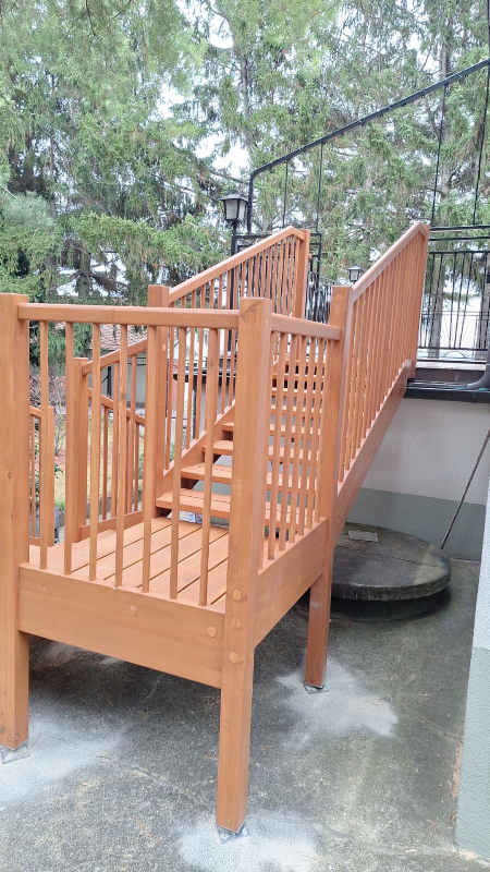 Außentreppe mit niedriger Stufenhöhe in Lärche massiv