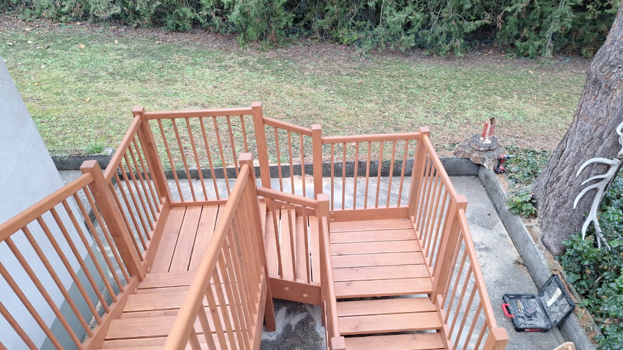 Außentreppe mit niedriger Stufenhöhe in Lärche massiv