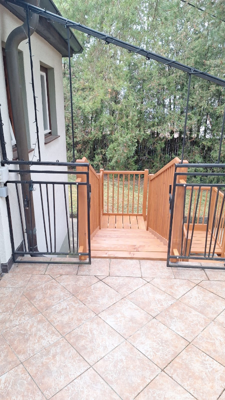 Außentreppe mit niedriger Stufenhöhe in Lärche massiv