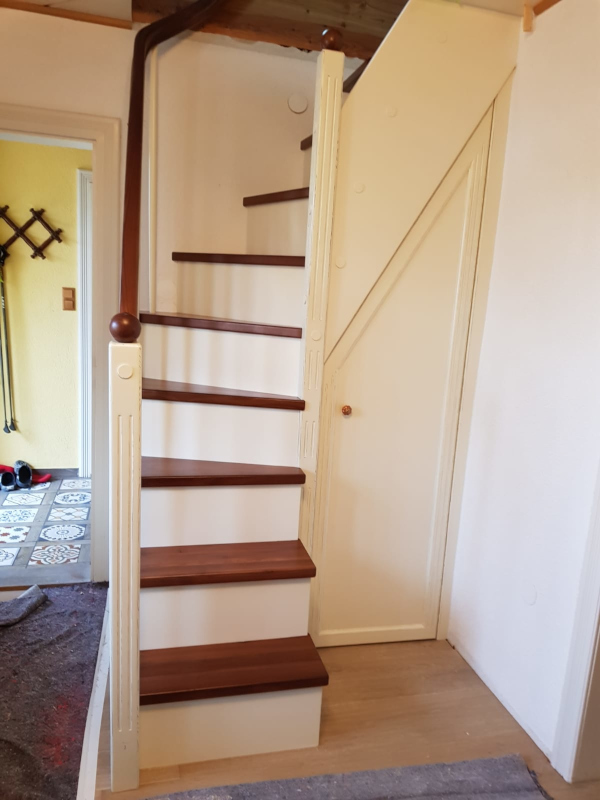 Viertelgewendelte Möbeltreppe mit Stauraum