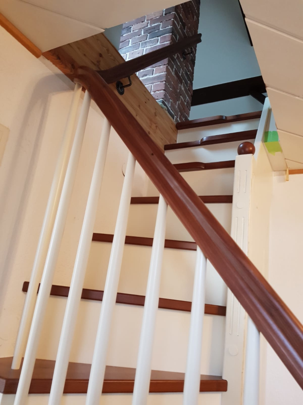 Viertelgewendelte Möbeltreppe mit Stauraum