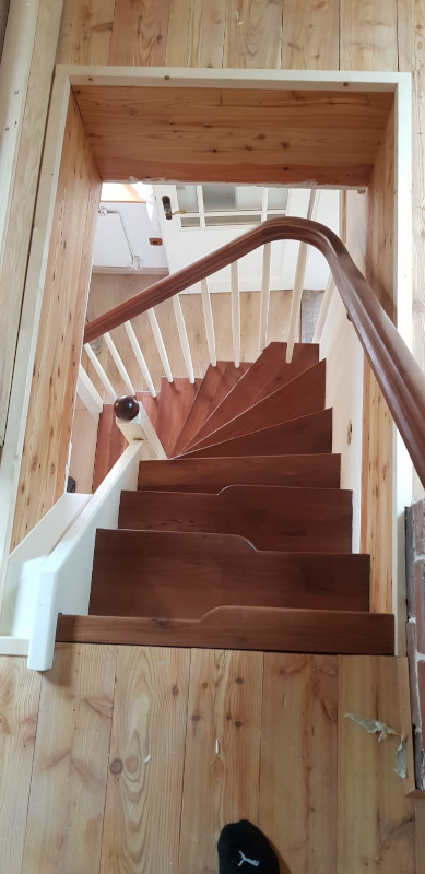 Viertelgewendelte Möbeltreppe mit Stauraum