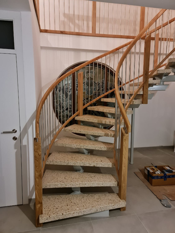 Geländer zu gewendelter Stiege