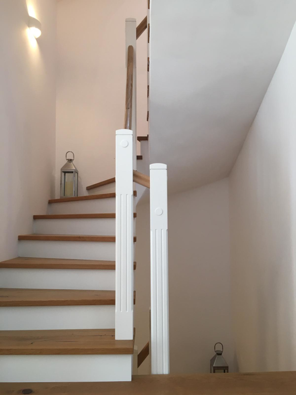 Betonstiegenverkleidung Eiche massiv mit Setzstufen weiß lackiert