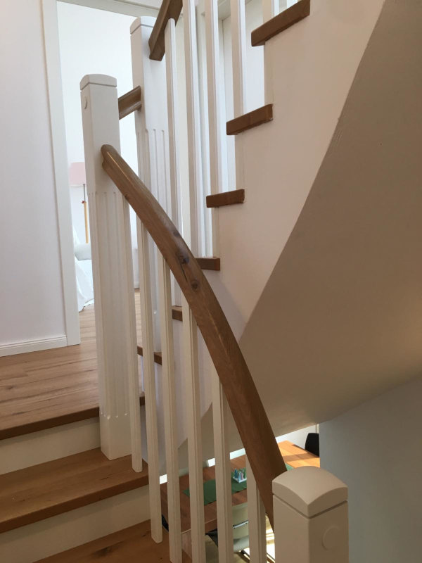 Betonstiegenverkleidung Eiche massiv mit Setzstufen weißlackiert Detail Geländer