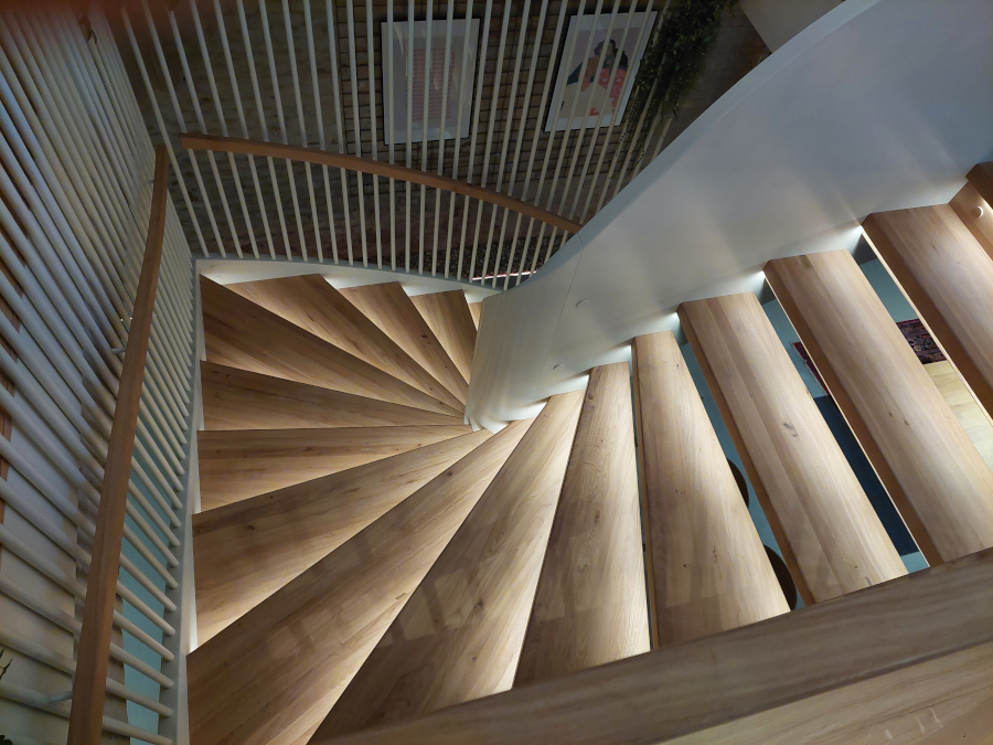 freitragende Stiege mit indirekter Beleuchtung