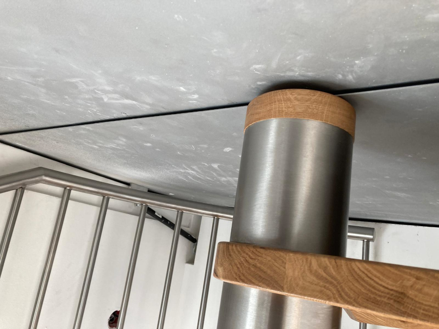 Wendeltreppe mit Eichenstufen Detail Ende der Spindel unter Klappe zur Dachterrasse