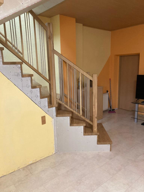 Betonstiegenverkleidung Eiche mit Geländer Holz-Edelstahl