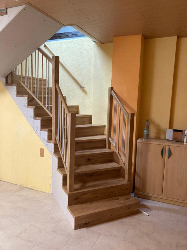 Betonstiegenverkleidung Eiche mit Geländer Holz-Edelstahl