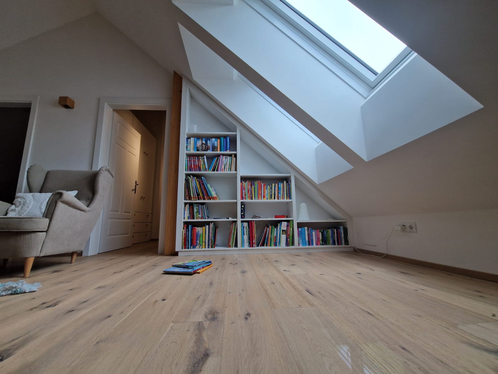 Bücherregal in Dachschräge