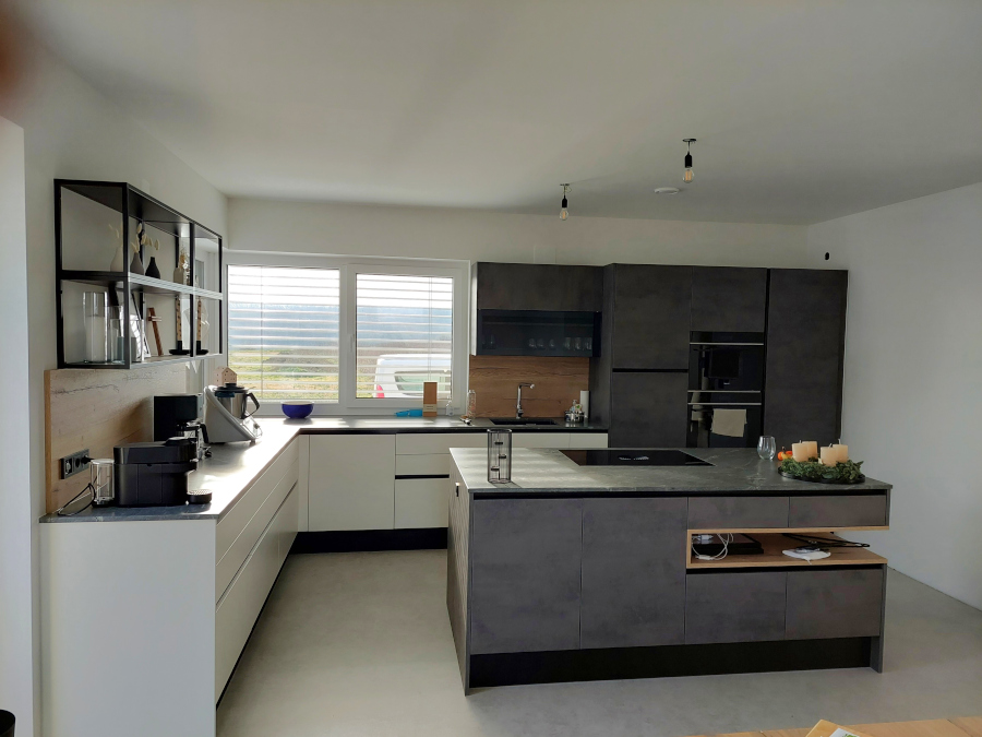 moderne grifflose Küche Betonoptik mit Holz