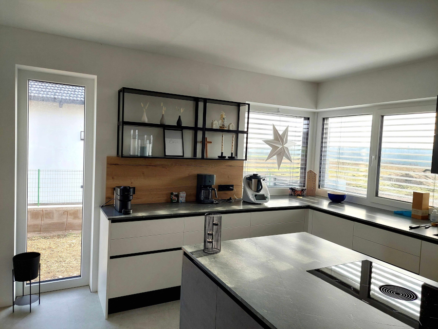 moderne grifflose Küche Betonoptik mit Holz