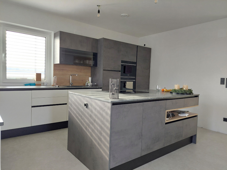 moderne grifflose Küche Betonoptik mit Holz