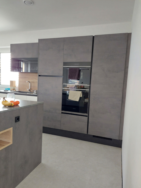 moderne grifflose Küche Betonoptik mit Holz