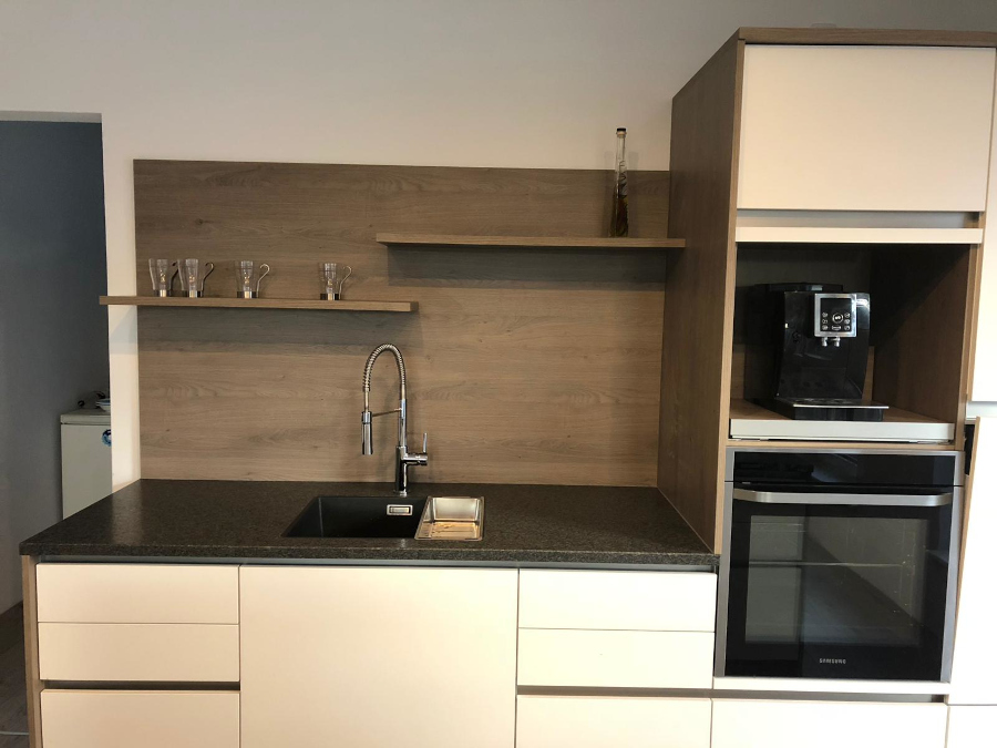 Küche mit Griffmulden in Cremeweiß und Holzoptik