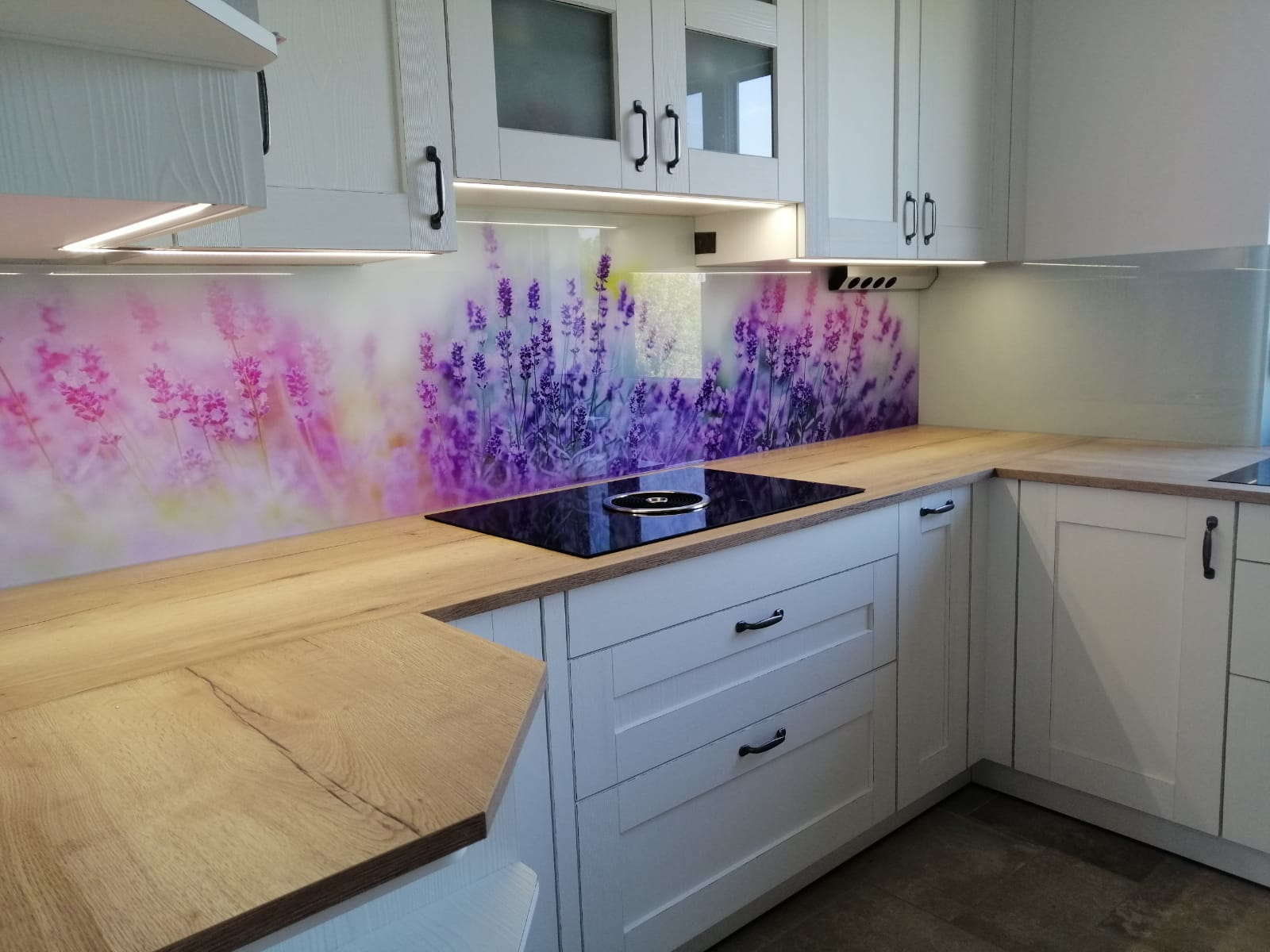 Landhausküche weiß mit bedruckter Nischenrückwand aus Glas