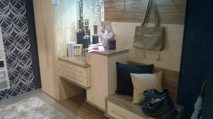 modernes Vorzimmer in Cremeweiß und Holzoptik