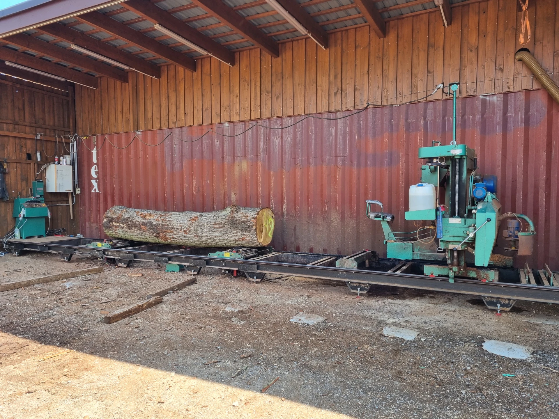 Sägewerk Tischlerei Noll mit Eichenstamm