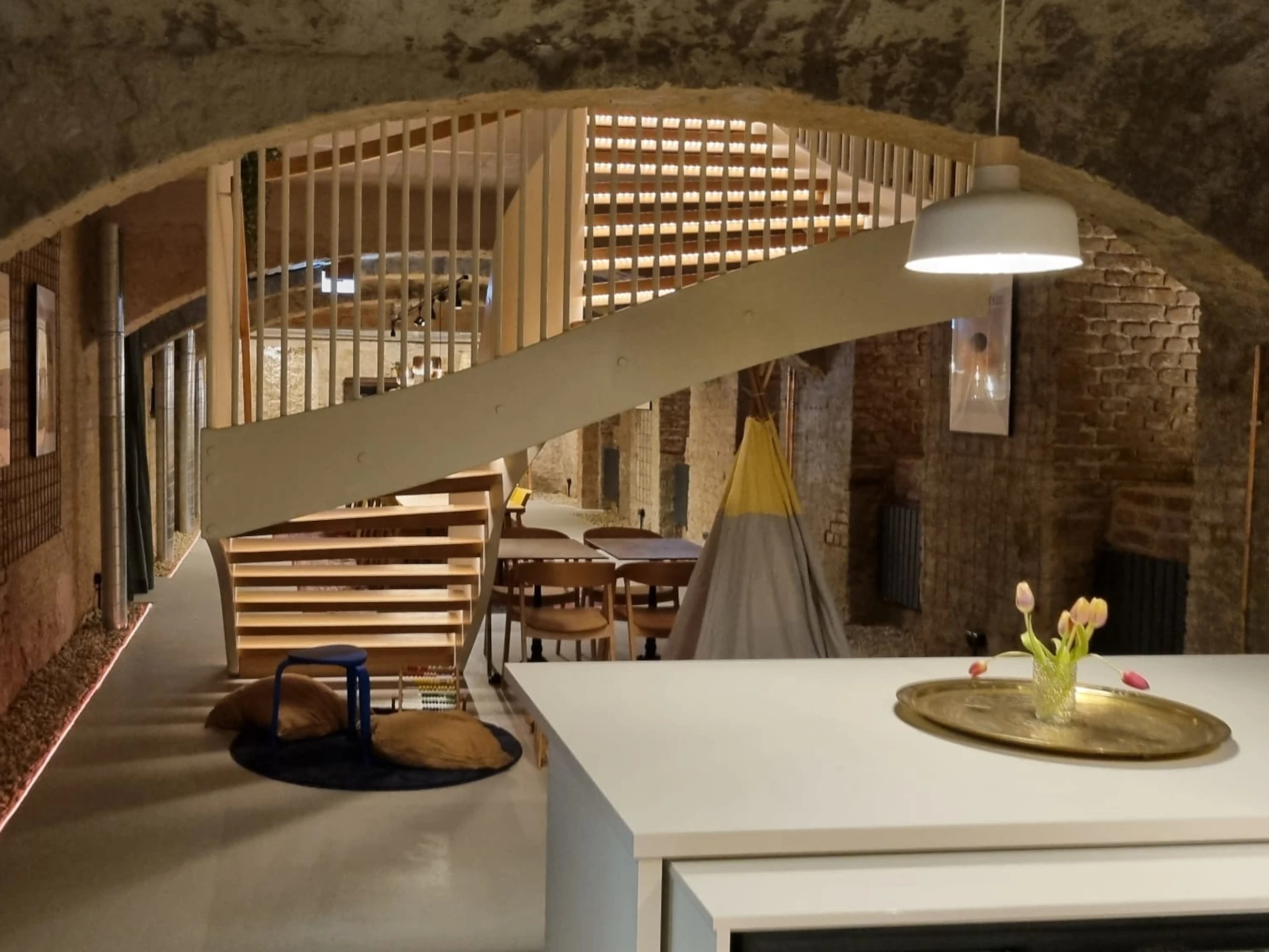 Stiege Holz von Tischlerei Noll im Cafe Goldstück Wien